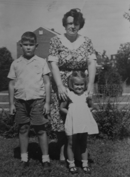 Clara with her children 1947
